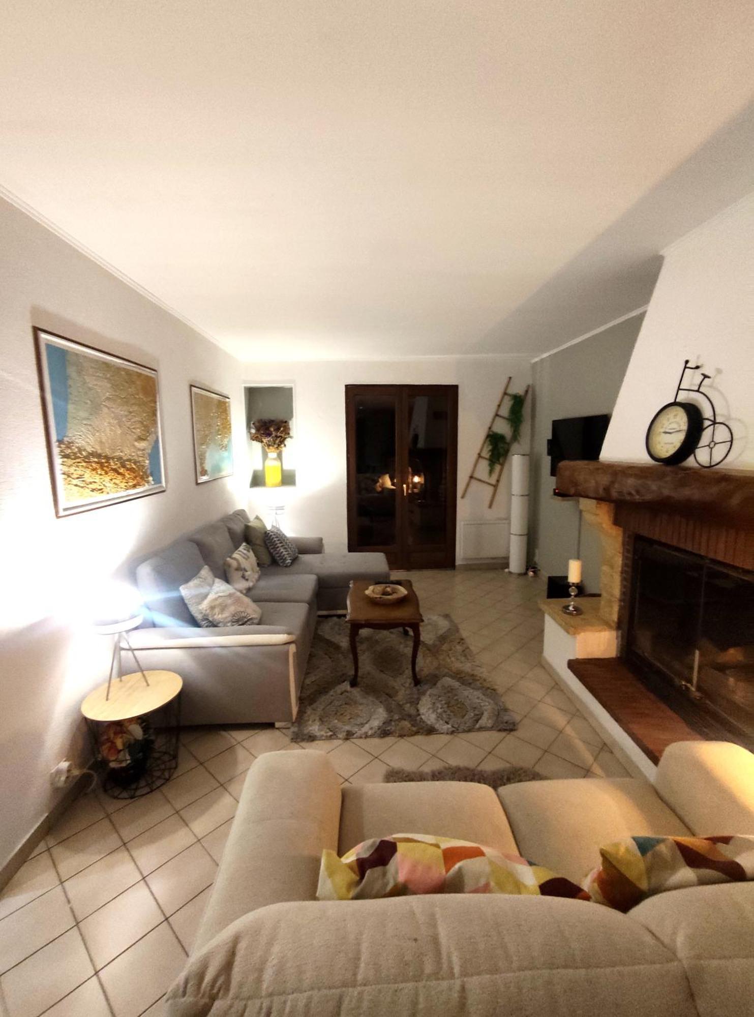 Welcome, Bienvenue, Chez Charly! Nebian Номер фото